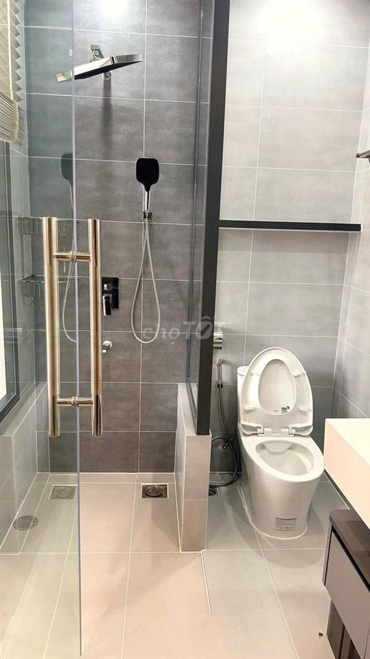 Nhà hẻm xe hơi 5 phòng kế bên Quận 1