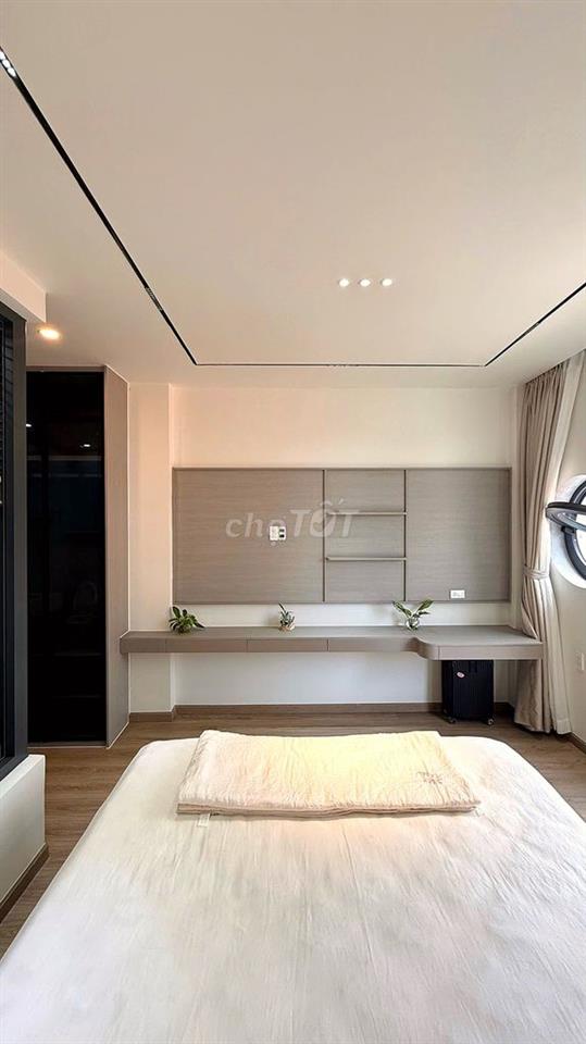 Nhà hẻm xe hơi 5 phòng kế bên Quận 1