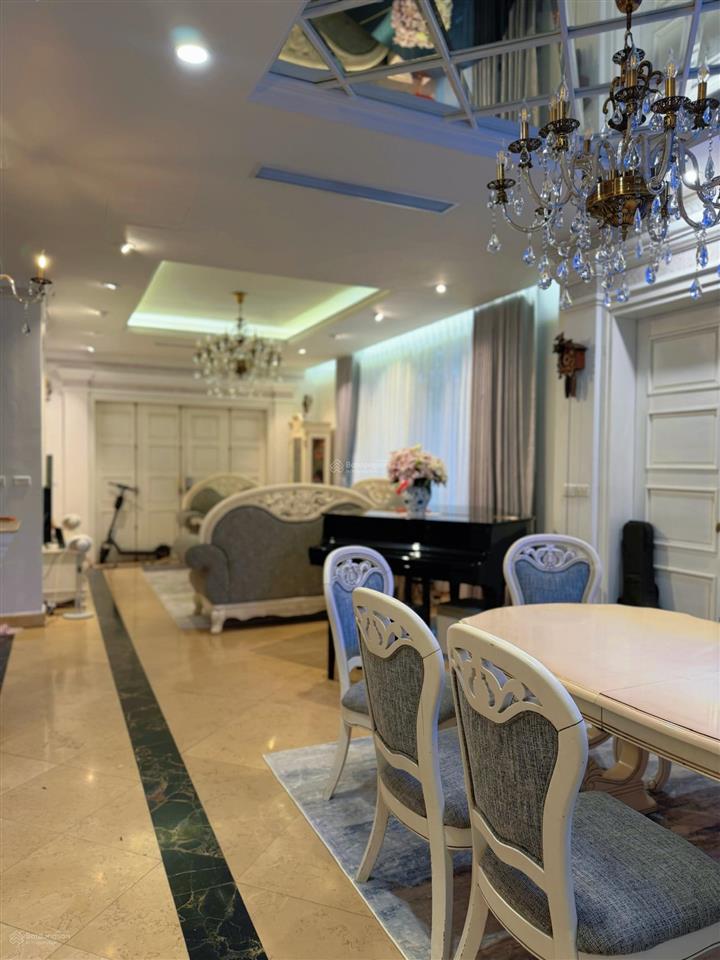 Nhà phố nguyễn lam xung quanh nhà hàng ăn uống, quán cafe tấp nập