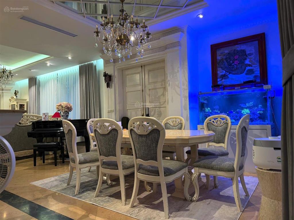 Nhà phố nguyễn lam xung quanh nhà hàng ăn uống, quán cafe tấp nập