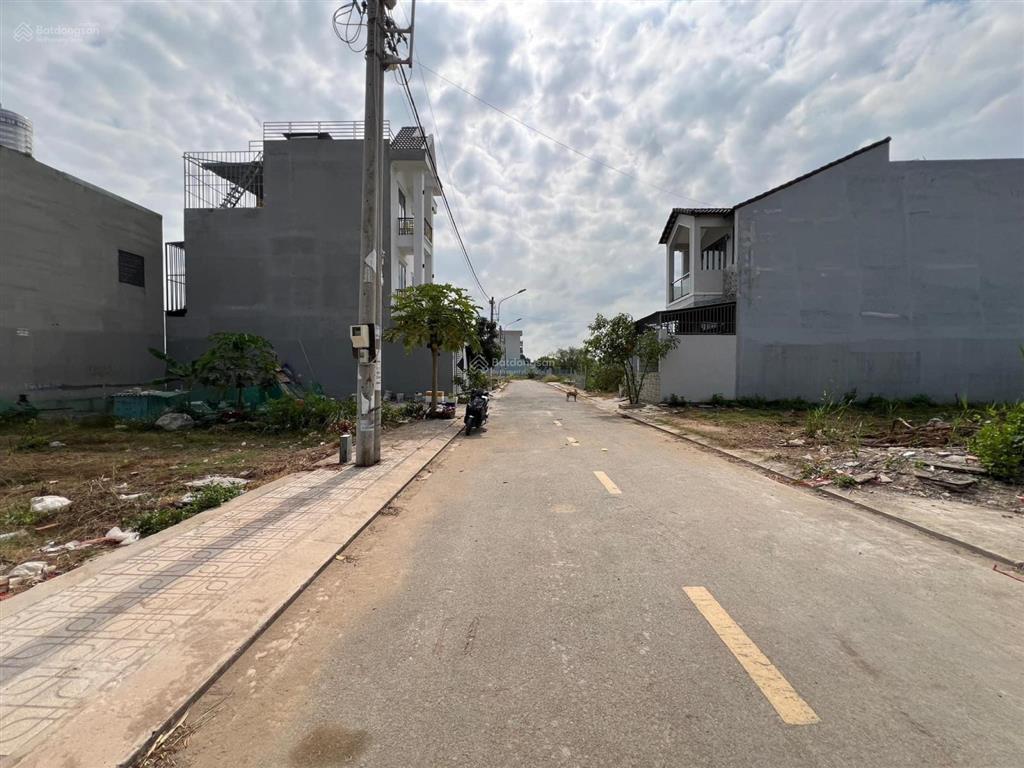 Bán nền đất xây biệt thự có sẵn 220m thổ cư, giáp sông, khu dân cư. cách vinhome 3km giá tốt