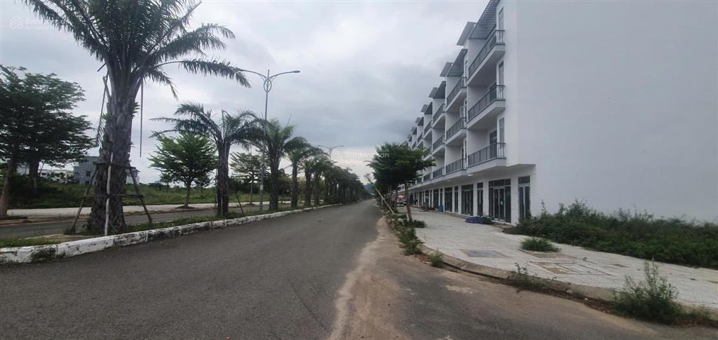Cần bán gấp shophouse eco charm dt 105m2 xây dựng 4 tầng, cách biển 500m giá 6,1 tỷ.