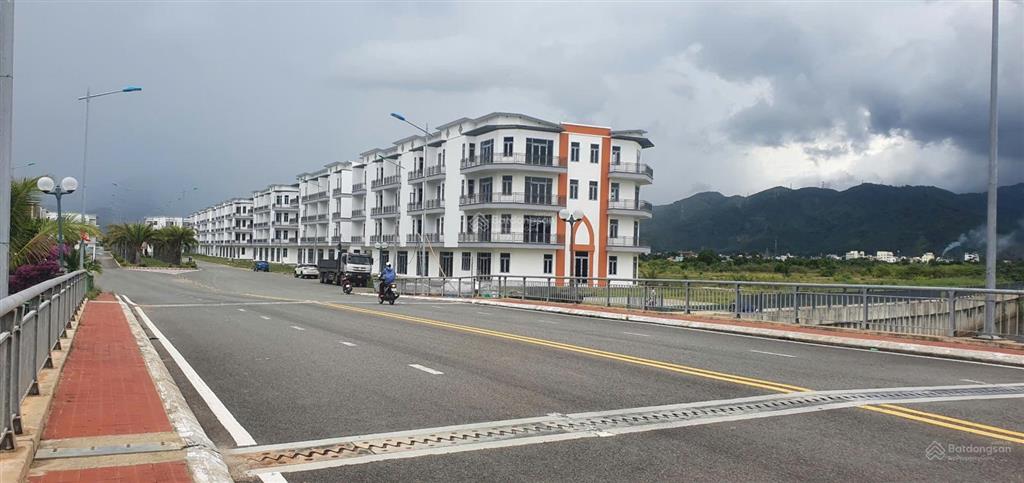 Cần bán gấp shophouse eco charm dt 105m2 xây dựng 4 tầng, cách biển 500m giá 6,1 tỷ.