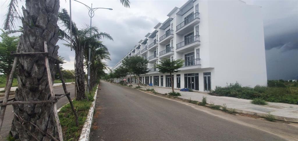 Cần bán gấp shophouse eco charm dt 105m2 xây dựng 4 tầng, cách biển 500m giá 6,1 tỷ.