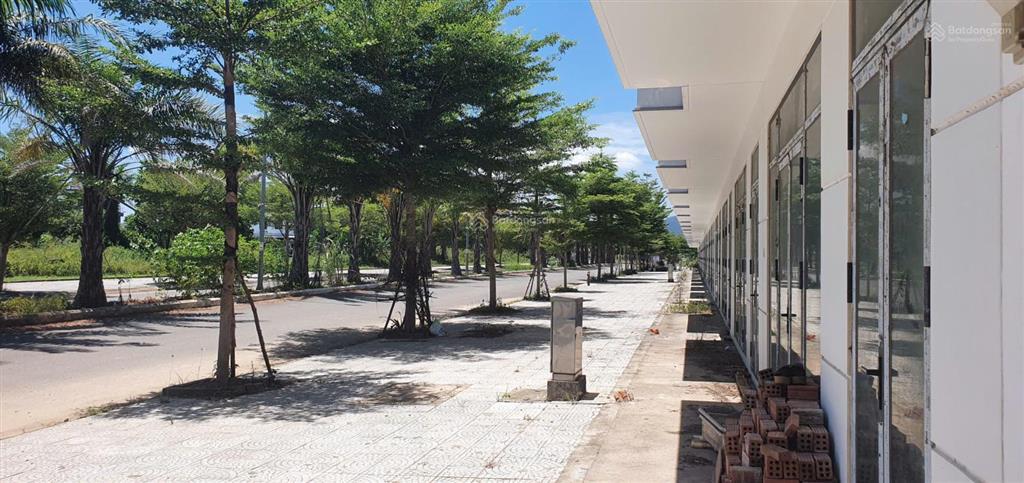 Cần bán gấp shophouse eco charm dt 105m2 xây dựng 4 tầng, cách biển 500m giá 6,1 tỷ.