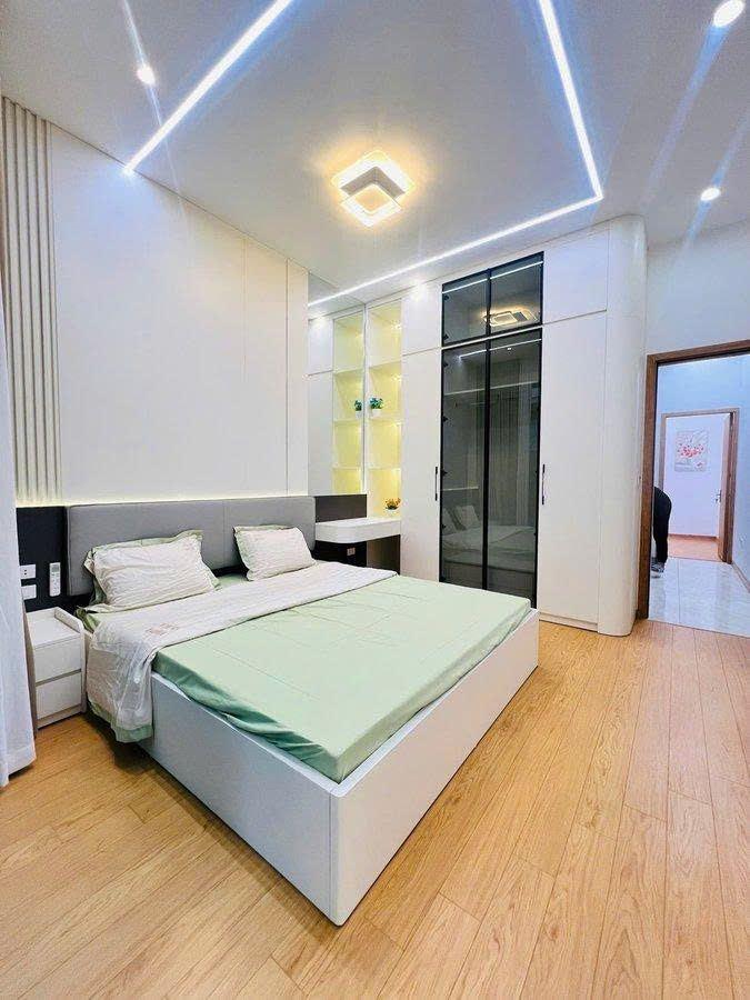 Hạ giá nhà Hoàng Văn Thái 43m2, 5T, MT4m tặng full nội thất ô tô vào giá 14 tỷ cần bán