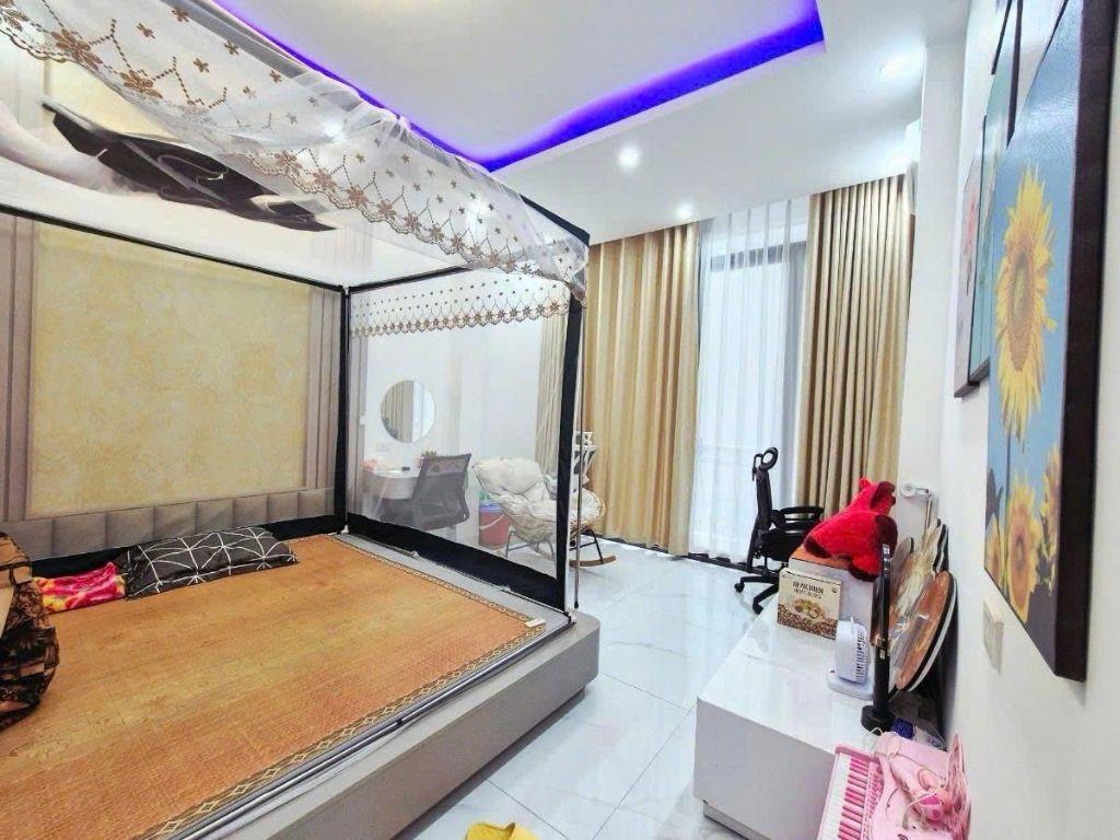 Hiếm phố Chùa Láng 30m2, 5 tầng, mặt tiền 3.8m Gara ô tô chỉ 10.6 tỷ trung tâm Đống Đa 