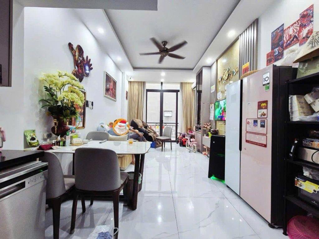 Hiếm phố Chùa Láng 30m2, 5 tầng, mặt tiền 3.8m Gara ô tô chỉ 10.6 tỷ trung tâm Đống Đa 